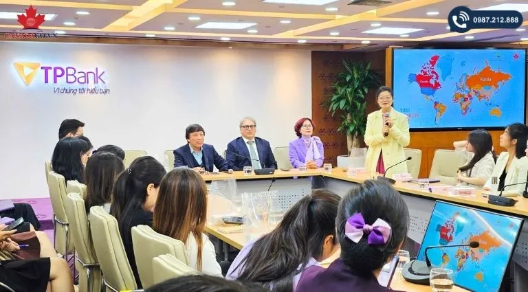 Miss Đặng Phương Thảo, TP Quản lý kinh doanh Khách hàng cao cấp, đại diện ngân hàng TPBank chia sẻ tại sự kiện